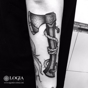 tatuaje-brazo-hacha-barcelona-uri-torras       